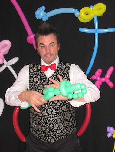 Zauberer Zino modelliert aus Ballons Tiere, Palmen und weiteres