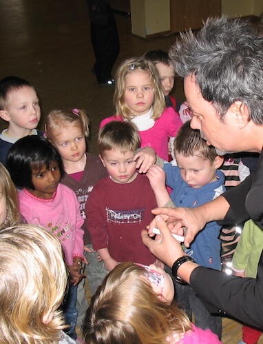 Zauberer Zino aus Hannover bei einem Kindergeburtstag