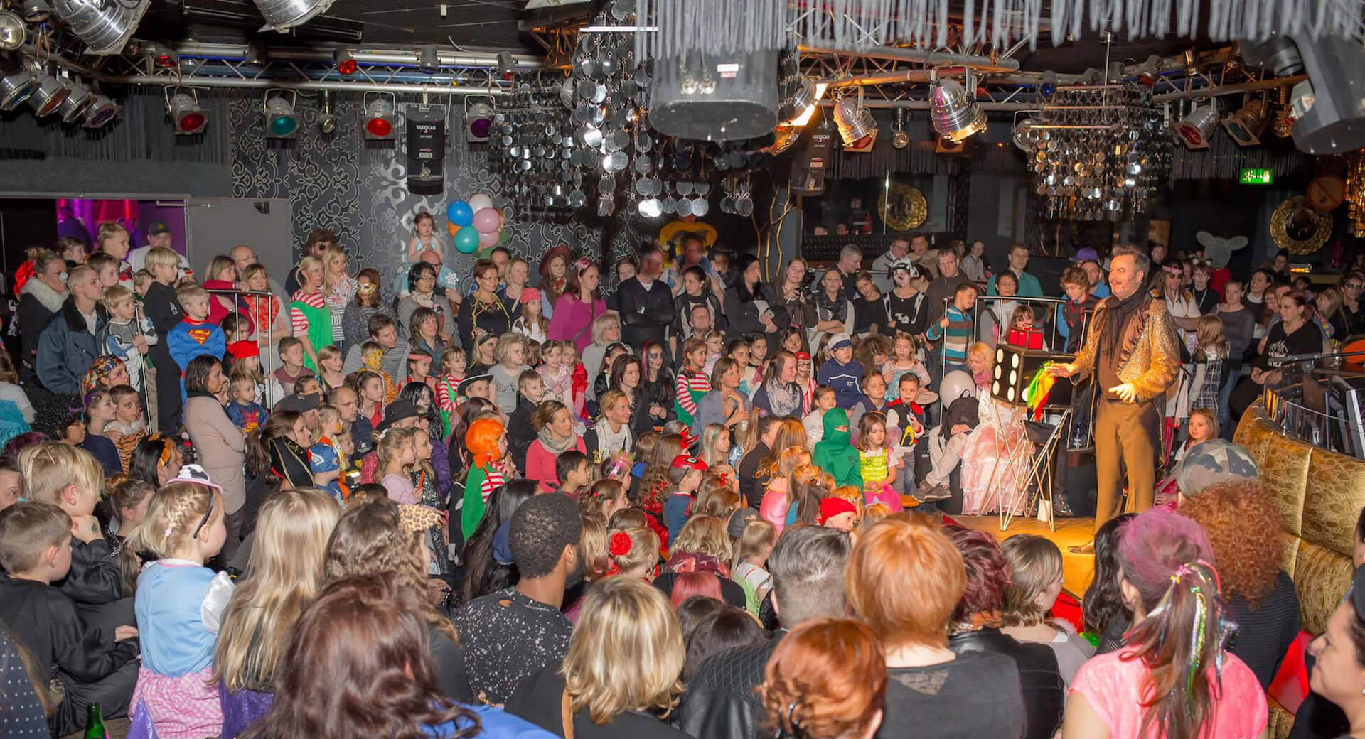 Zauberkünstler ZINO zaubert auf der Bühne auf einem großen Kinderfest