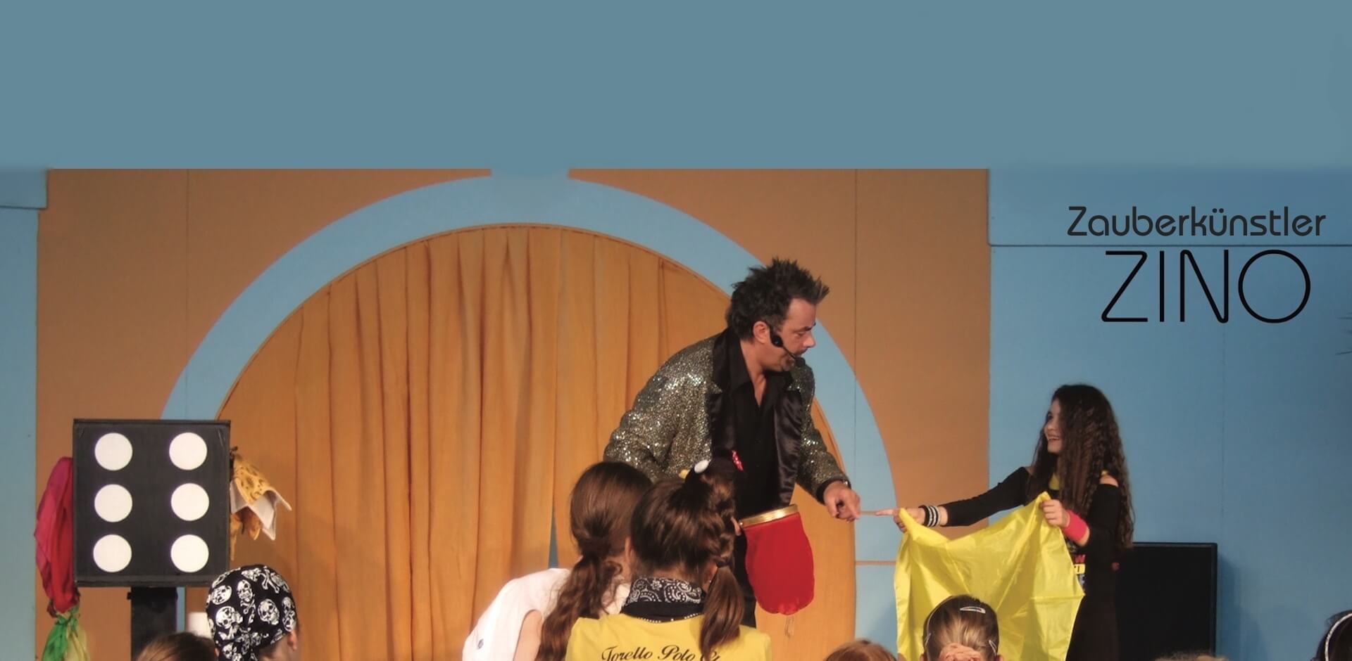 Zauberkünstler ZINO mit einem Mädchen als Assistentin bei einer Kinderzaubershow