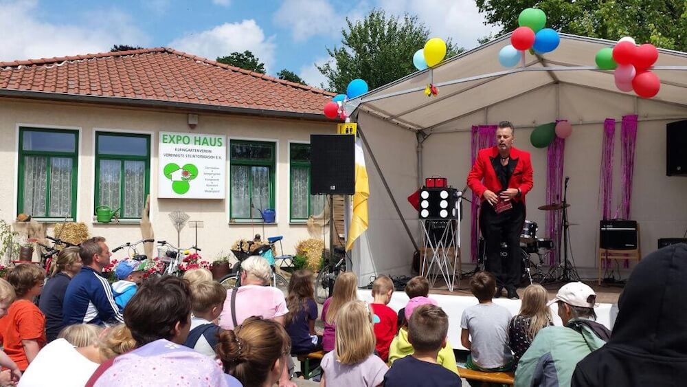 Zaubershow auf einer Bühne bei einem Kleingartenfest