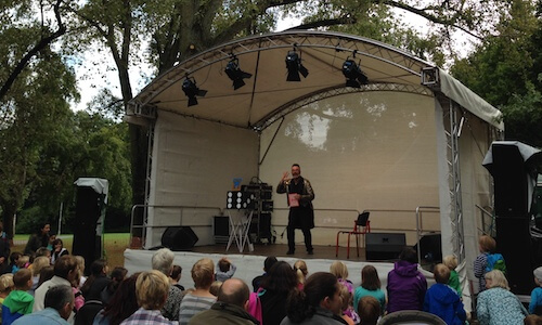 Zauberer ZINO auf der Bühne mit seienm Programm bei Maschssefest