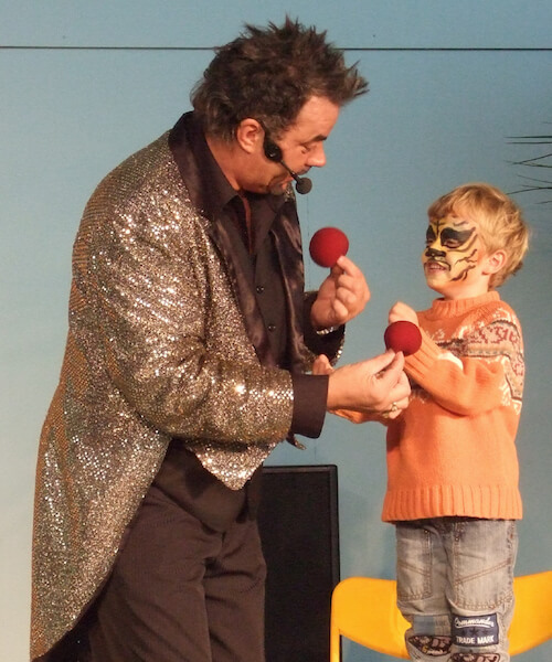 Kinderzauberei auf einer Messe als Unterhaltung