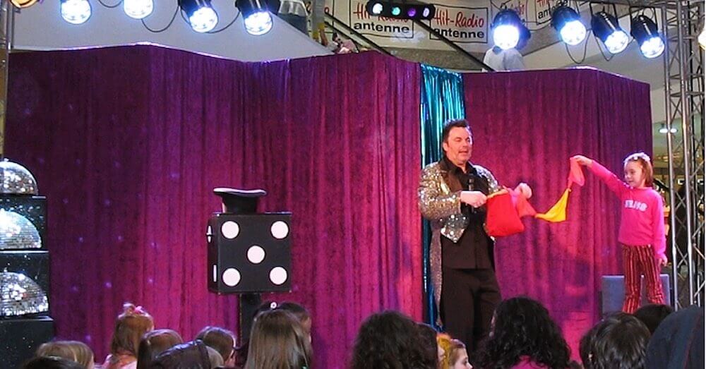 Zauberkünstler Zinos unterhält die Kinder mit seiner Zaubershow im Leinecenter