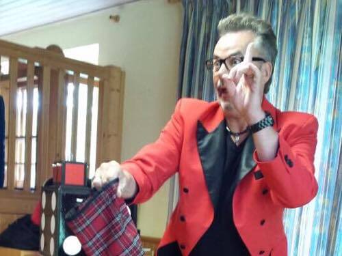 Zauberer Zino in Aktion auf einer Kindergeburtstagsfeier